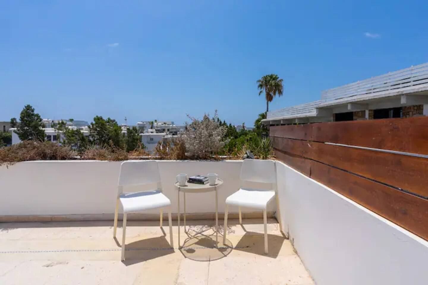 Harbour Central: 1 BR Steps from Beach & Nightlife — photo 1